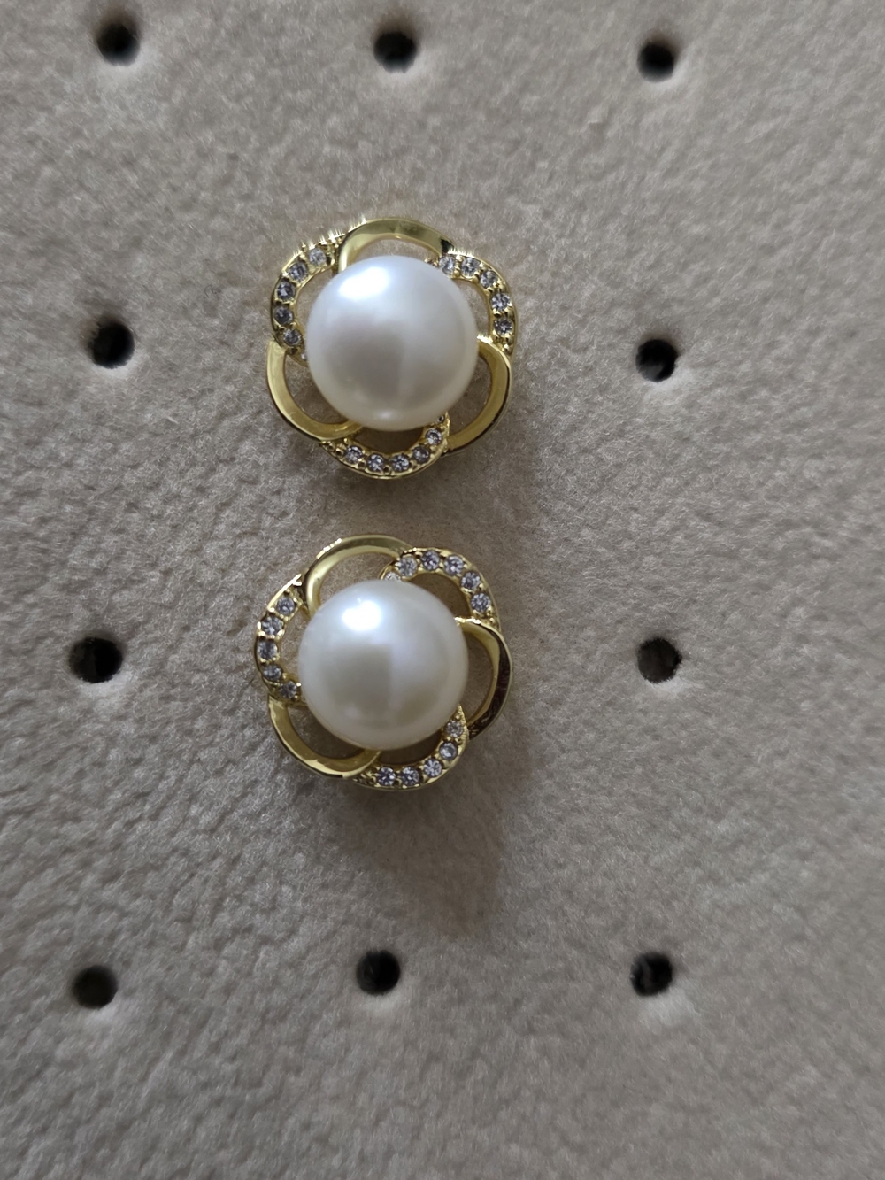 Gold Pearl & Crystal Flower Stud Earrings - Classic Elegant Design